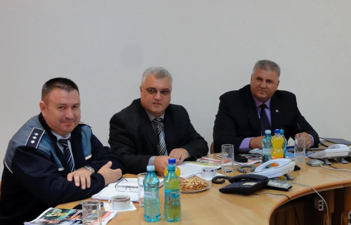 Şeful Poliţiei Rutiere Olt, comisar-şef Ilie Roşu (stg.), are "rezervată" ultima zi a acţiunilor din program, respectiv vineri - 28 septembrie