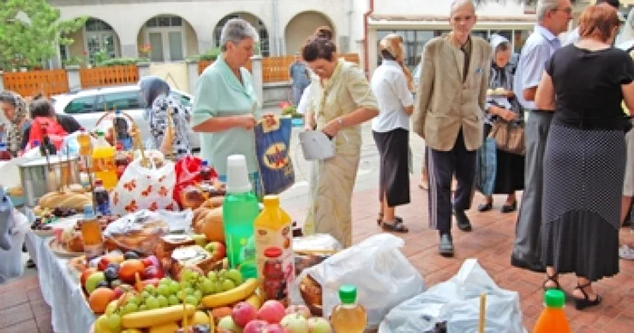 Galaţi: Enoriaşii bisericii Mavramol au împărţit mâncare săracilor