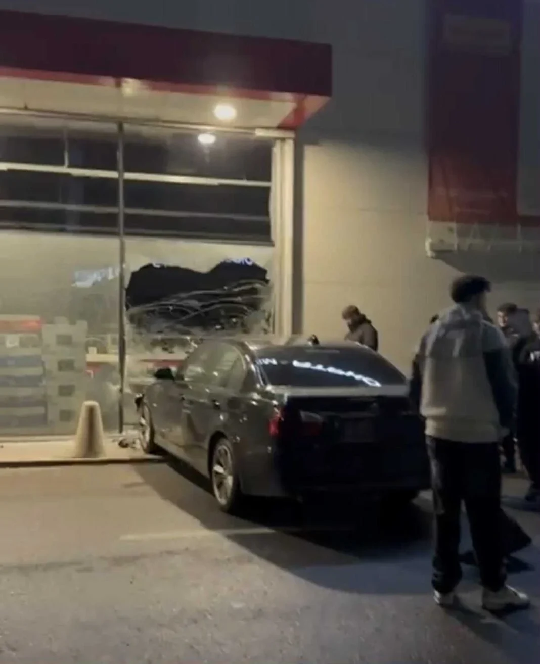 Un șofer de 20 de ani a intrat cu mașina în geamul unui magazin în timp ce făcea drifturi. Cu ce sancțiune s-a ales