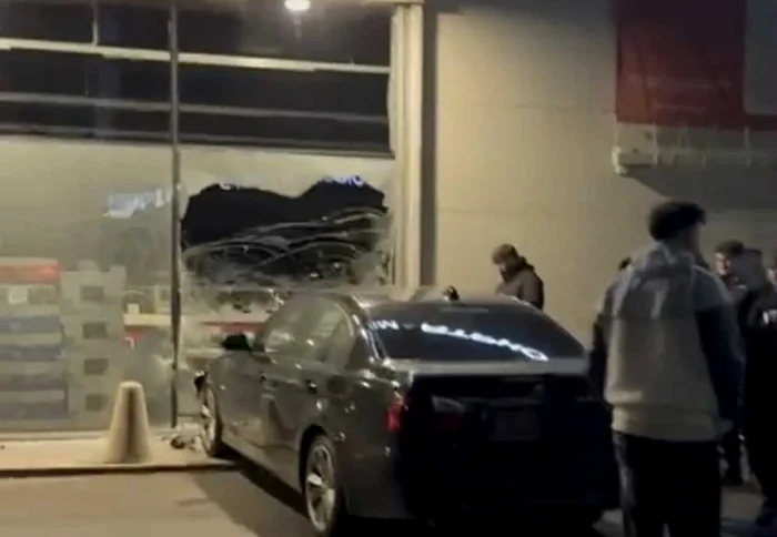 Un șofer de 20 de ani a intrat cu mașina în geamul unui magazin în timp ce făcea drifturi. Cu ce sancțiune s-a ales