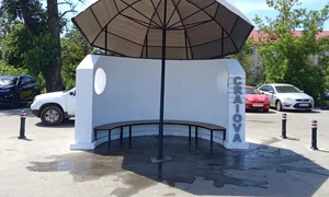 Statie de autobuz in Craiova  Lia Olguța Vasilescu, ironii la adresa criticilor noului mobilier urban din Craiova FOTO FB4 jpg