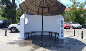 Statie de autobuz in Craiova  Lia Olguța Vasilescu, ironii la adresa criticilor noului mobilier urban din Craiova FOTO FB4 jpg