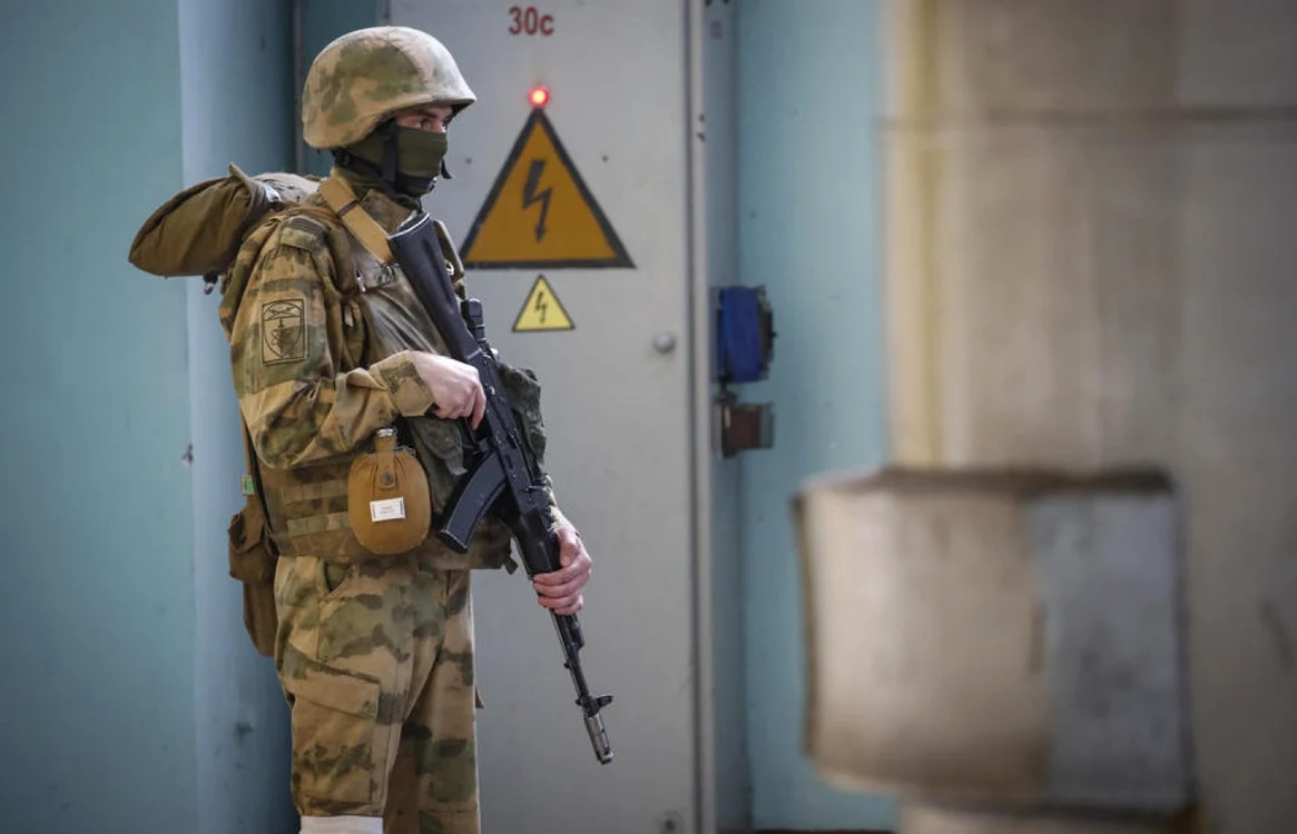 Soldat rus în Ucraina fotografiat într-un tur media organizat de armata invadatoare la centrala Kahovka FOTO EPA-EFE
