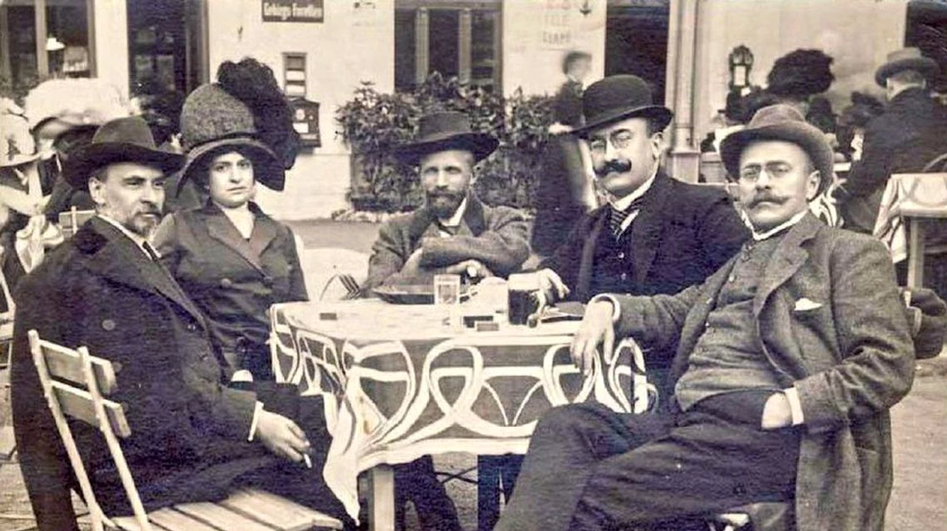 I. L Caragiale și Liviu Rebreanu, la carciumă  FOTO: Arhivă