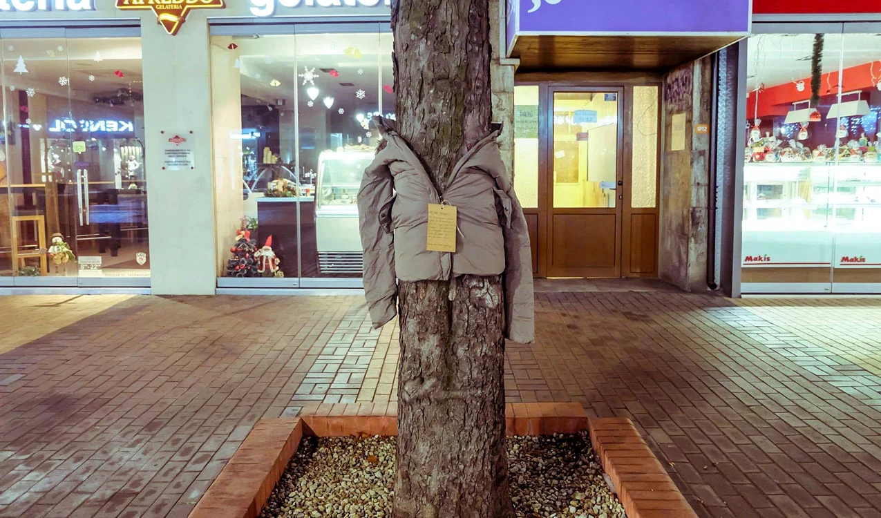 Hainele au fost agăţate pe copaci, în Sofia