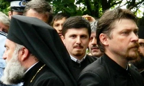 Secretarul eparhial Ciprian Ioan Ignat (dreapta) a bruscat un ziarist (Foto: adevarul ro) jpeg