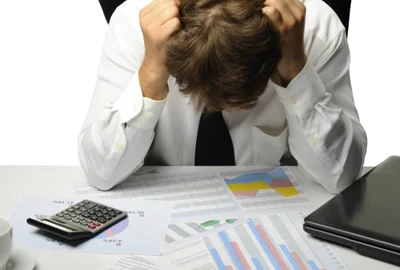 faliment-personal-datorii-scadere-economica-facturi-calcule-griji-financiare