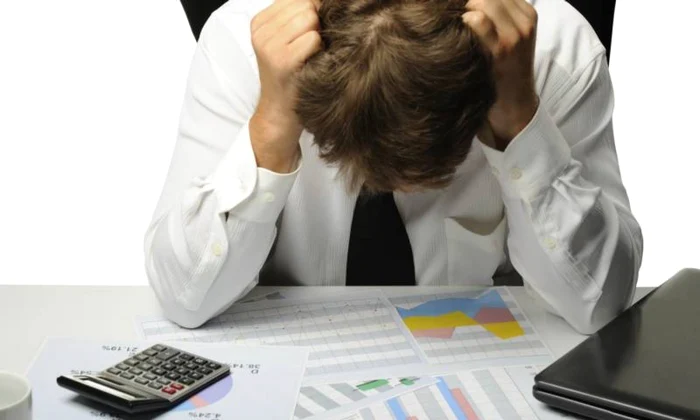 faliment-personal-datorii-scadere-economica-facturi-calcule-griji-financiare