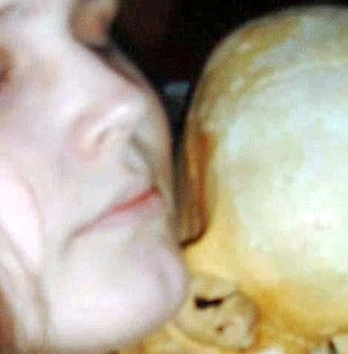 Aceasta este femeia care folosea scheletele ca jucării sexuale!