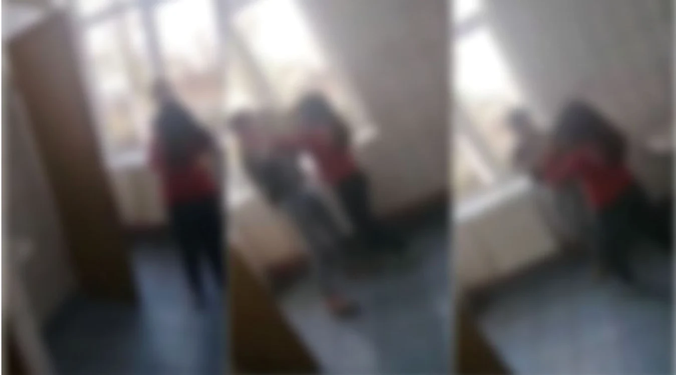 
    Două eleve de gimnaziu s-au bătut în toaleta școliiFoto: antena3.ro  