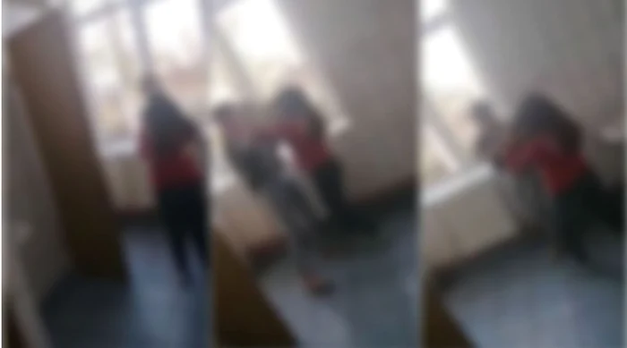 Două eleve de gimnaziu s-au bătut în toaleta școliiFoto: antena3.ro