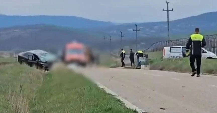 Un cunoscut lăutar din Vaslui a murit după ce a intrat cu mașina într-un cap de pod. Fiica sa este în stare gravă la spital