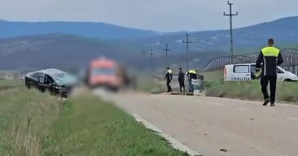 Un cunoscut lăutar din Vaslui a murit după ce a intrat cu mașina într-un cap de pod. Fiica sa este în stare gravă la spital
