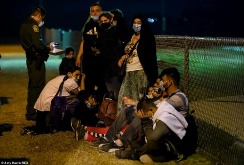 Emigranții români de etnie romă se adună în Mexic și încearcă să treacă ilegal granița dintre Mexic și SUAFoto: antena3.ro/Hepta
