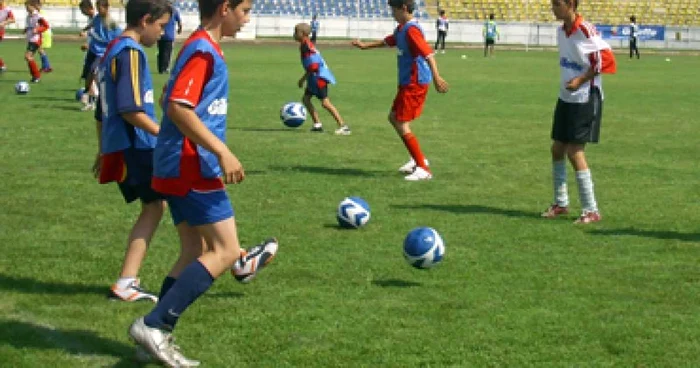 Bacău: Pase pentru şcoala de fotbal a Baciului (GALERIE FOTO ȘI VIDEO)