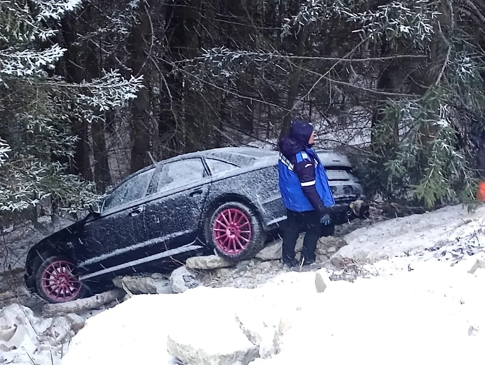 Patru turiști, ajutați de jandarmii montani după ce au ajuns cu mașina într-o râpă, la Râușor