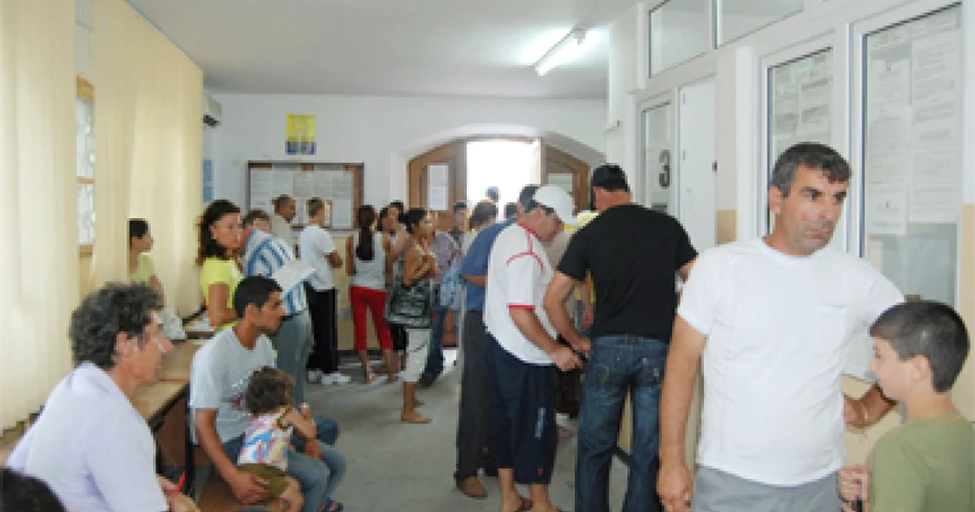 În sezonul concediilor, oltenii stau la rând la paşapoarte