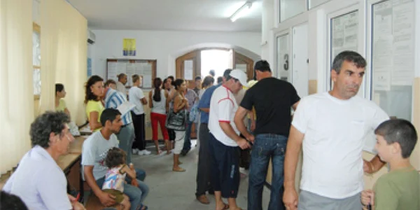În sezonul concediilor, oltenii stau la rând la paşapoarte