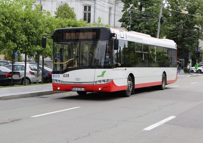 Un bărbat a uitat într-un autobuz din Pitești o borsetă plină cu bani și bijuterii. Cum și-a recuperat fabuloasa avere