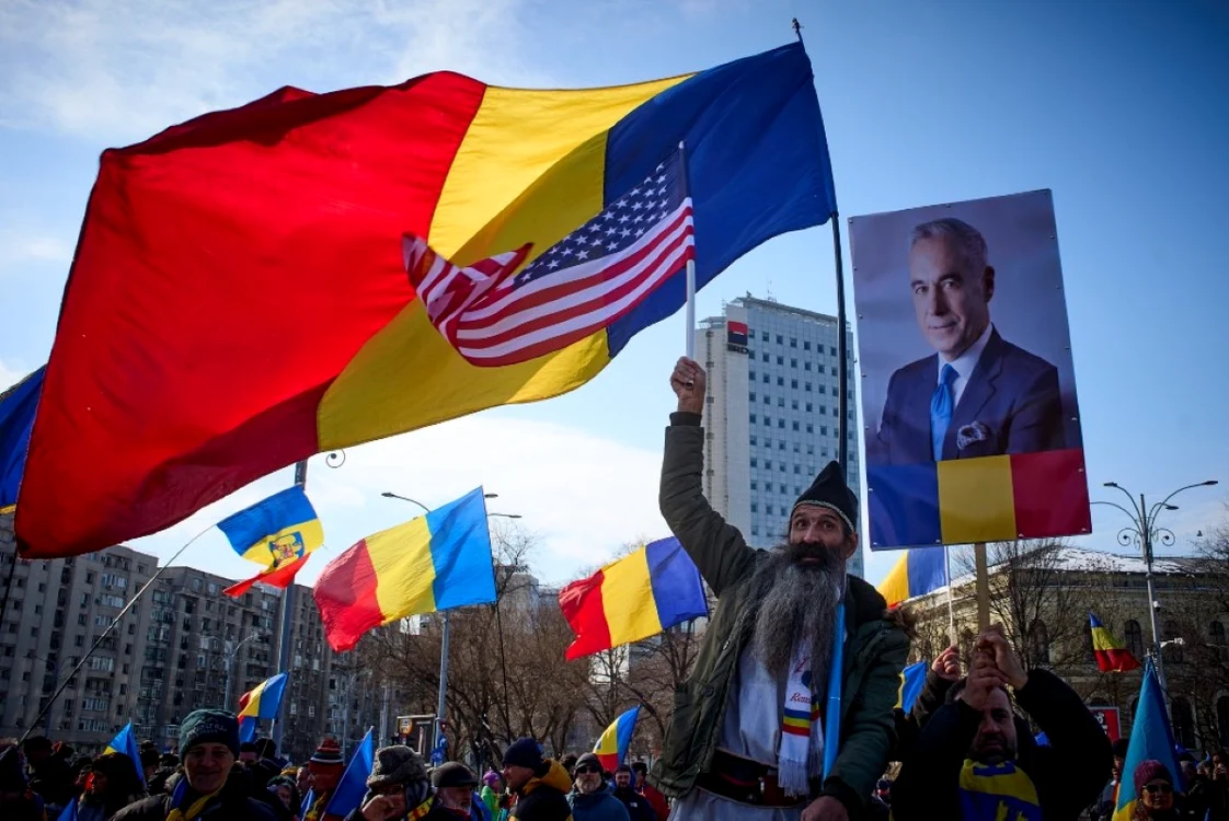 Steagurile României şi SUA, la protestul pro-Georgescu. Foto X