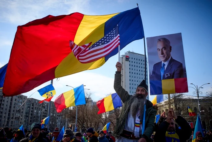 Steagurile României şi SUA, la protestul pro-Georgescu. Foto X