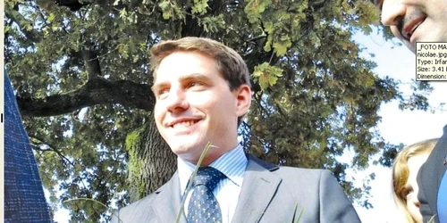 Principele Nicolae, în faţa stejarului Regelui. FOTO: Claudia Untaru