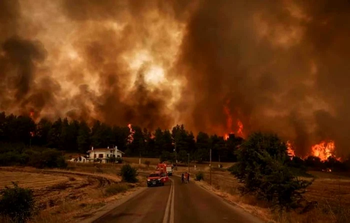 
    Insula Evia arde ca o torțăFoto: Reuters  