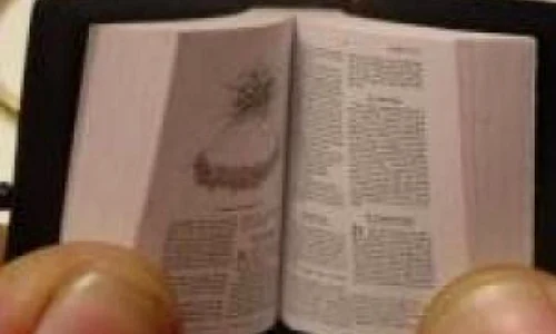 Cea mai mică Biblie din lume   expusă la Cluj jpeg