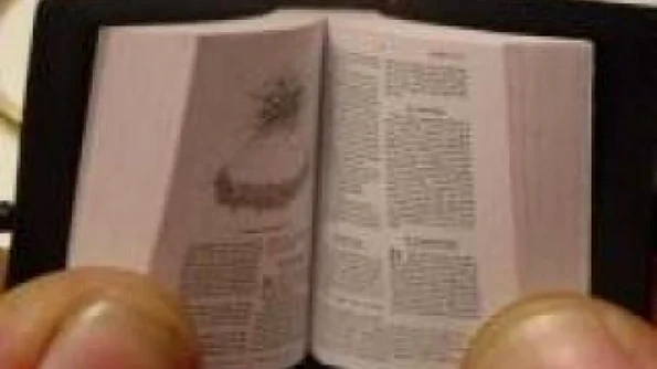 Cea mai mică Biblie din lume expusă la Cluj jpeg