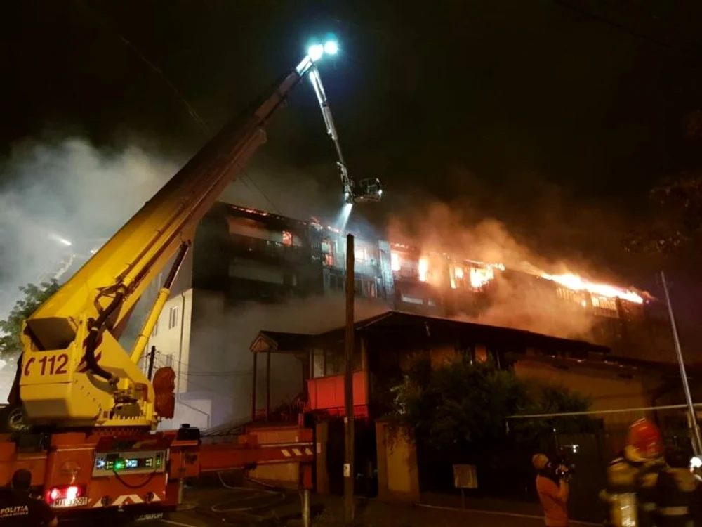 
    Incendiul a izbucnit la o casă şi s-a extins la blocul din apropiere  foto: ISU Bucureşti-Ilfov  