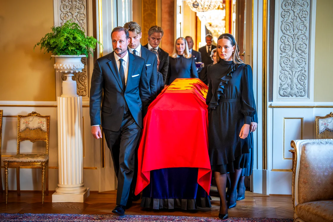 Marius Borg, Regele Haakon, Prințesa Ingrid Alexandra la procesiunile funerare, Profimedia (4) jpg