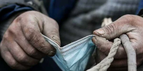 maini masca imaginea anului 2020 coronavirus FOTO Inquam Photos / Octav Ganea