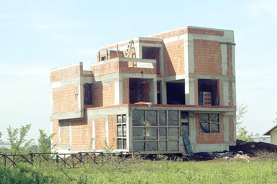 Mai 2015 - Timp de o jumătate de an, vila din Băneasa a lui Liviu Vârciu a stat abandonată, în câmp