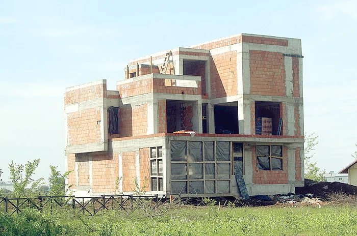 Mai 2015 - Timp de o jumătate de an, vila din Băneasa a lui Liviu Vârciu a stat abandonată, în câmp