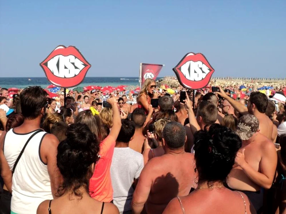 Corina a cântat şi s-a distrat cu fanii ei la SummerKiss.