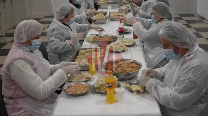 
    Sarmalele au fgost împărțte pelerinilor veniți să seînchine la racla Sfintei ParaschevaFoto: Inquam   