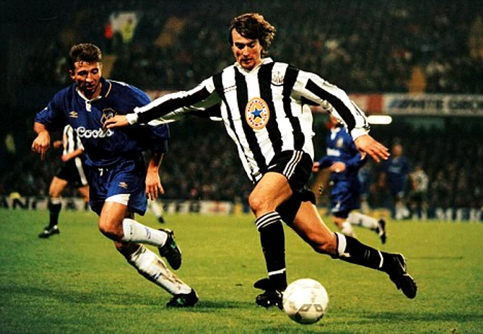 David Ginola, într-un duel cu Dan Petrescu în campionatul Angliei
