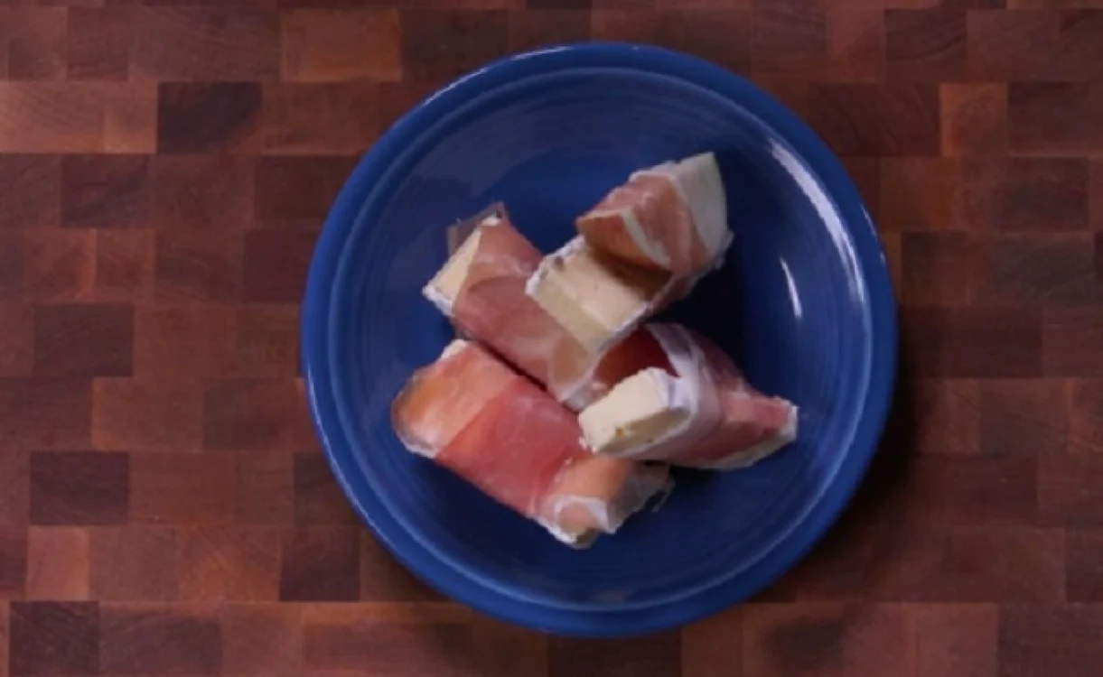 Rulouri cu prosciutto, brânză Brie şi măr. FOTO menshealth.com