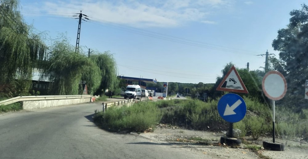 Un pod aflat pe un drum național este surpat de nouă ani. Cu puțin noroc, lucrările ar putea începe abia în 2024