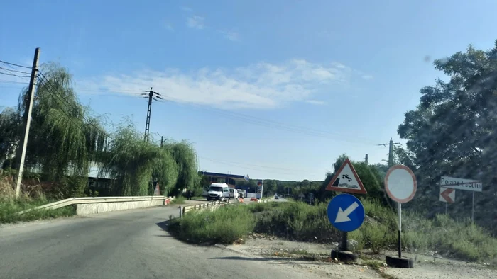 Circulația se desfășoară de 9 ani pe un pod improvizat Foto Alex Vlaicu