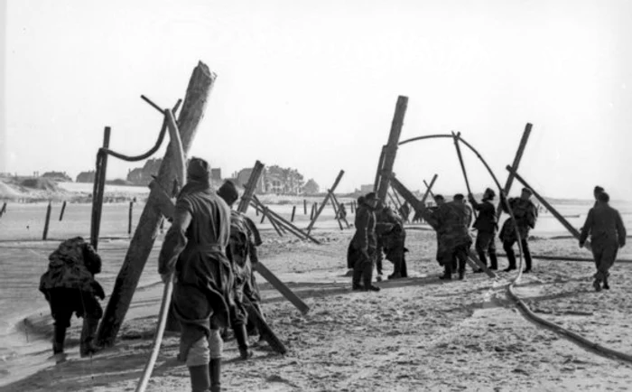 Soldați germani amplasând obstacole care împiedică aterizarea navelor aeriene inamice
Foto Wikipedia