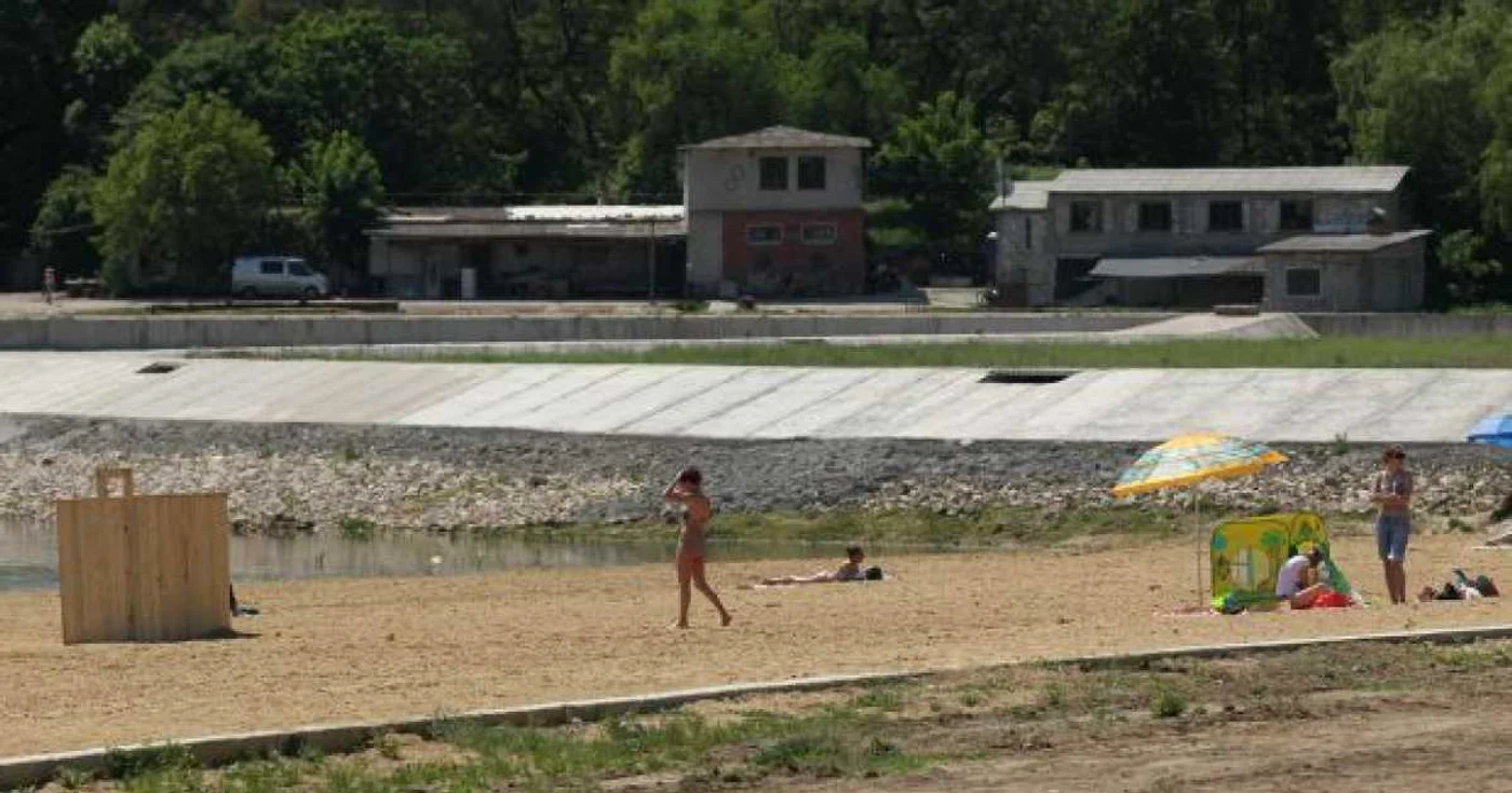 Lacul din Valea Morilor este pregătit pentru plajă