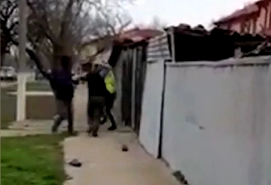 Momentul în care bărbatul de 59 de ani îi lovește cu bastonul pe polițiști FOTO captură video