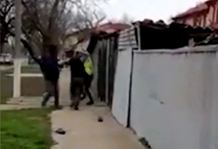Momentul în care bărbatul de 59 de ani îi lovește cu bastonul pe polițiști FOTO captură video