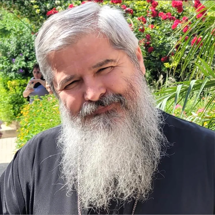 Părintele Vasile Ioana le îndeamnă pe femei să poarte haine decente la biserică FOTO Facebook