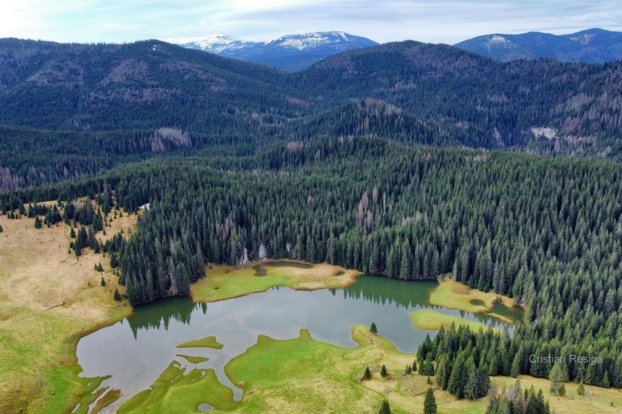 Fenomen spectaculos surprins în Munții Apuseni. Splendoarea unui lac temporar format în Poiana Ponor FOTO