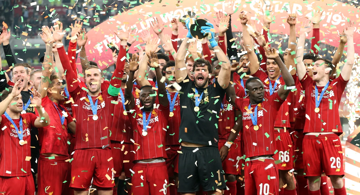 Fotbaliștii lui Liverpool au cucerit trofeul de campioni ai lumiiFoto: EPA-EFE
