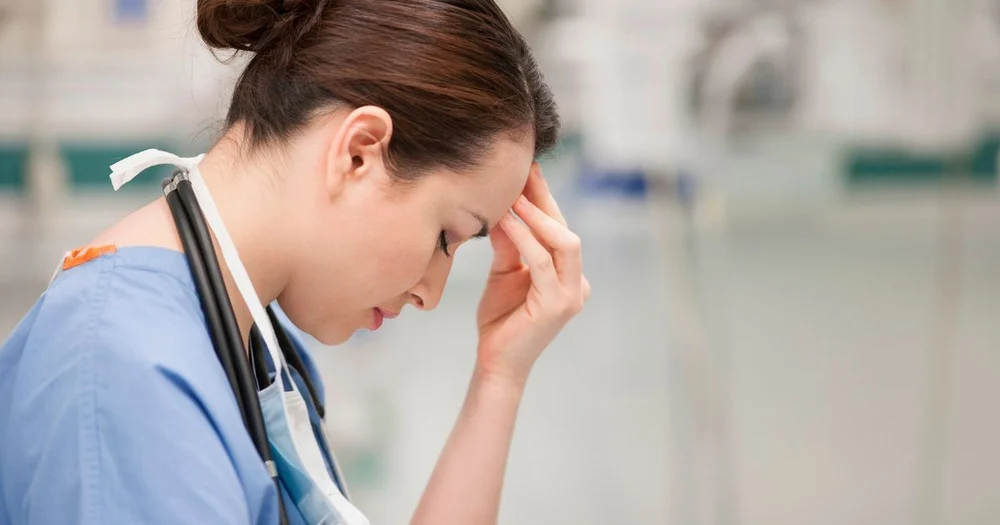 Până la 50.000 de asistente medicale, multe dintre ele românce, ar putea părăsi Marea Britanie din cauza planurilor privind imigrația