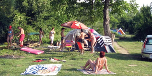 Hunedoara: Criza readuce un obicei uitat: weekend-ul la cort cu butelie