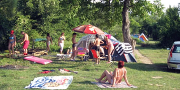 Hunedoara: Criza readuce un obicei uitat: weekend-ul la cort cu butelie